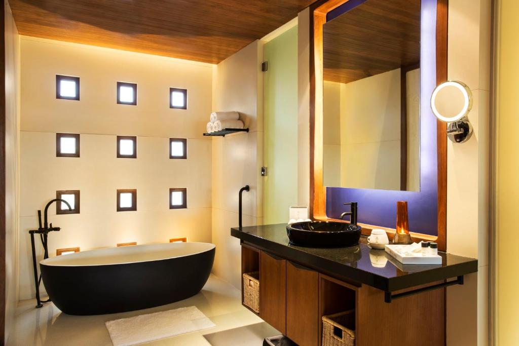 Spabath Room InterContinental Chennai Mahabalipuram Resort, an IHG Hotel