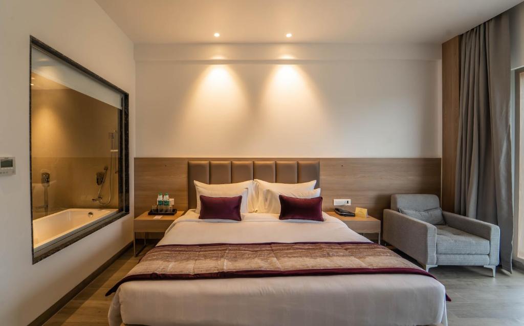 Suite with Bathtub Rakabi The Fern, Igatpuri Suite with Bathtub Rakabi The Fern, Igatpuri