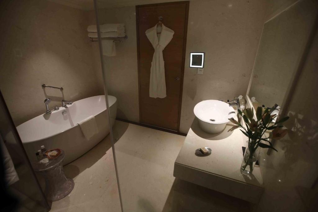 Taj Fisherman’s Cove Resort & Spa, Chennai Mahabalipuram with Bathtub Taj Fisherman’s Cove Resort & Spa, Chennai Mahabalipuram with Bathtub