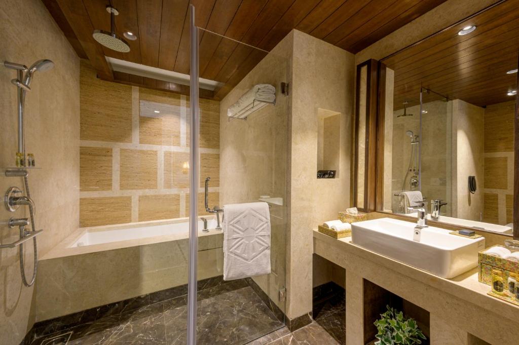 Taj Gandhinagar Resort and Spa with Bathtub in Room Taj Gandhinagar Resort and Spa with Bathtub in Room