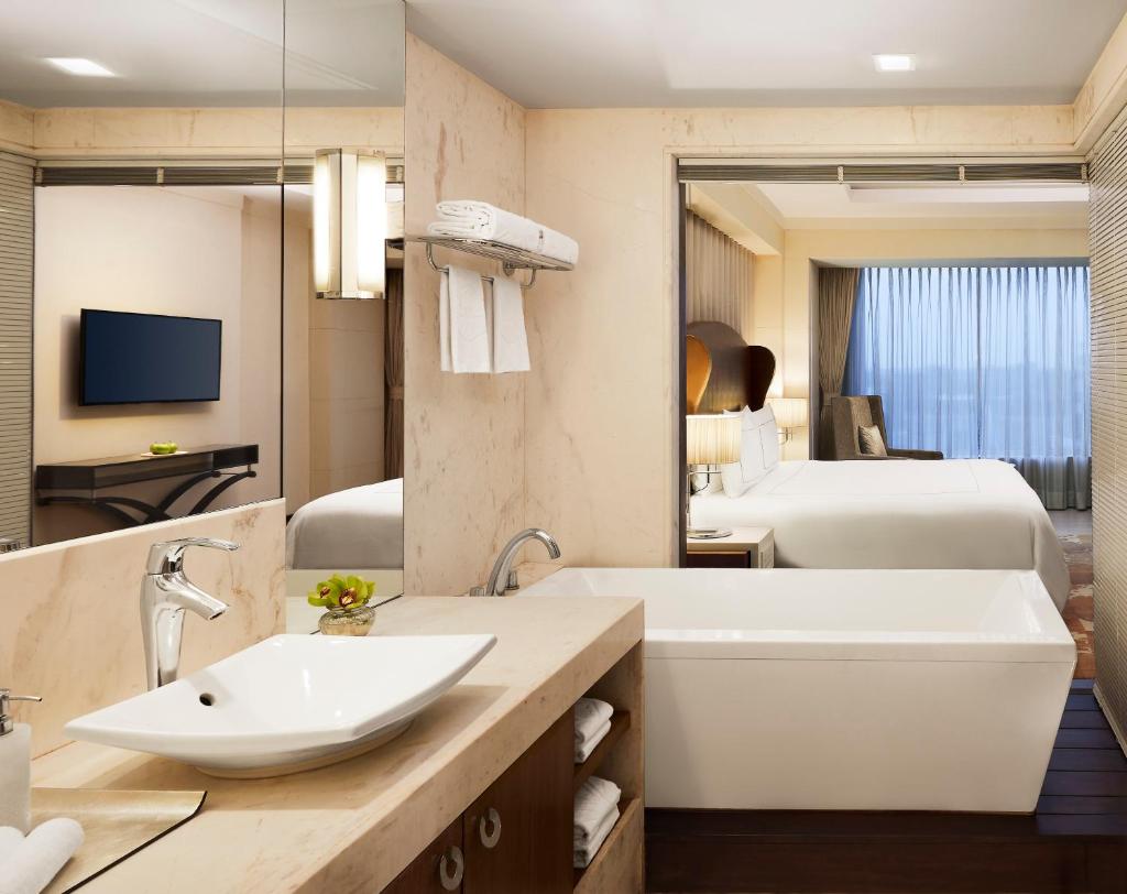 Taj Hotel & Convention Centre Agra with Bathtub Taj Hotel & Convention Centre Agra with Bathtub