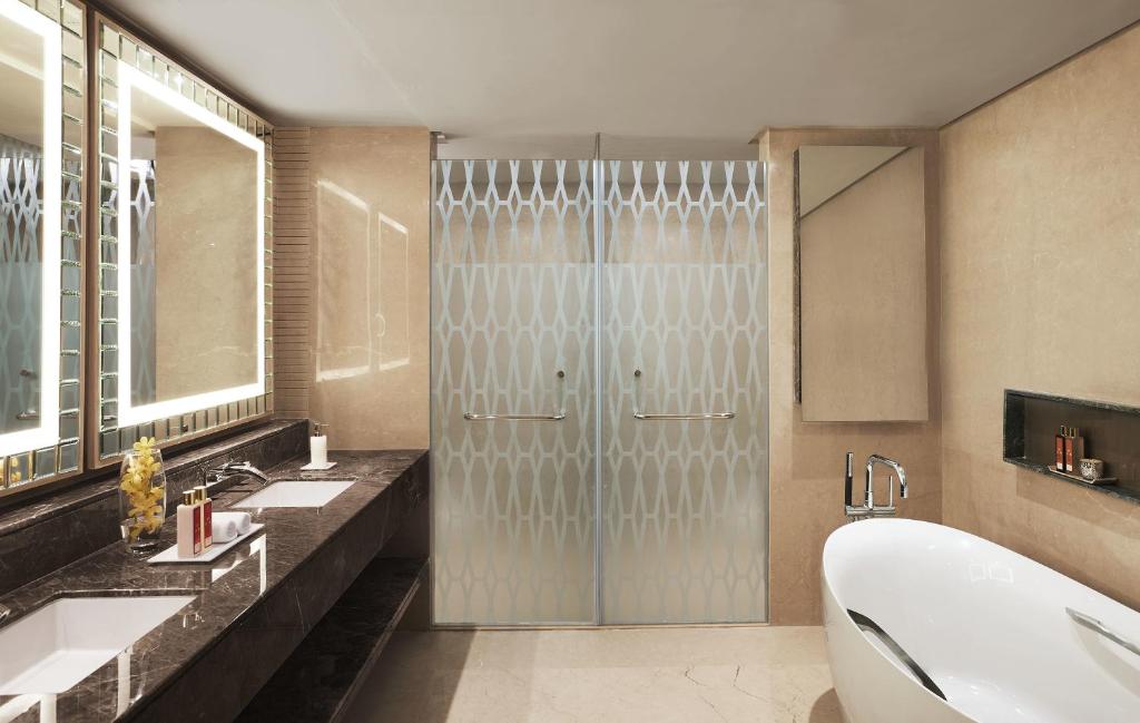 Taj Santacruz Mumbai with Bathtub Taj Santacruz Mumbai with Bathtub