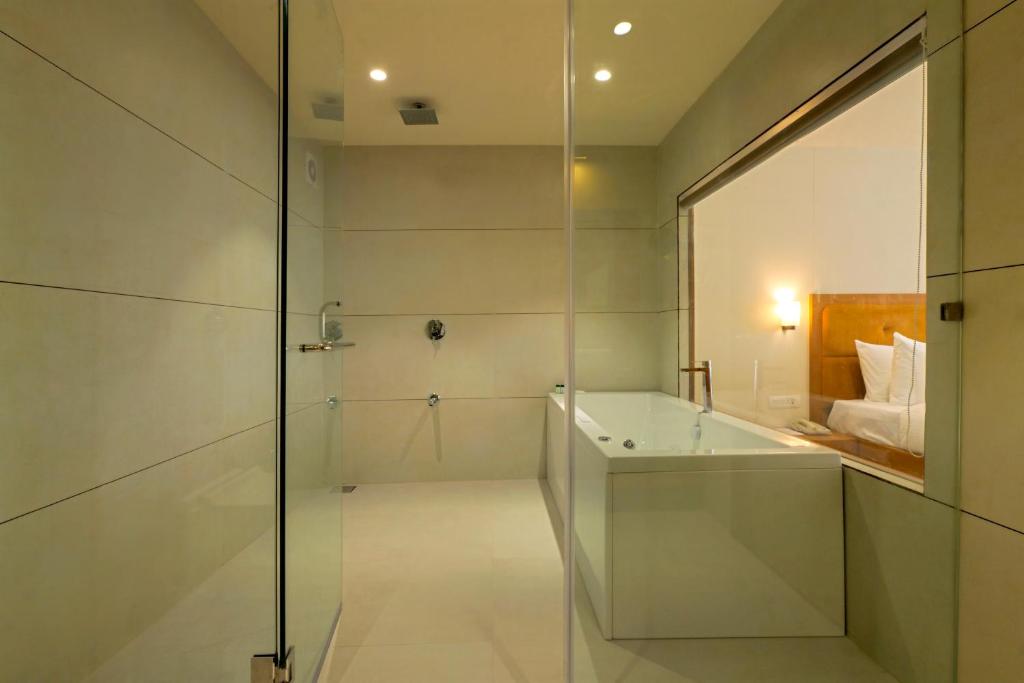 The Gold Beach Annexe Daman with Bathtub The Gold Beach Annexe Daman with Bathtub