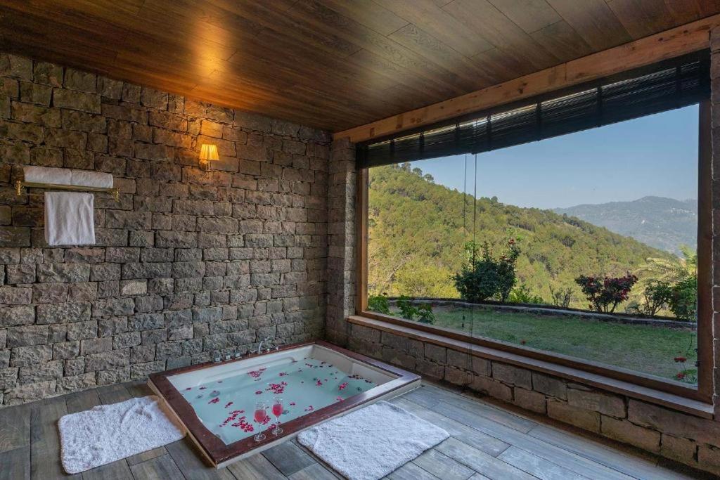 The Hideaway Cottage - Parwanoo Kasauli with Romantic Jacuzzi in Room