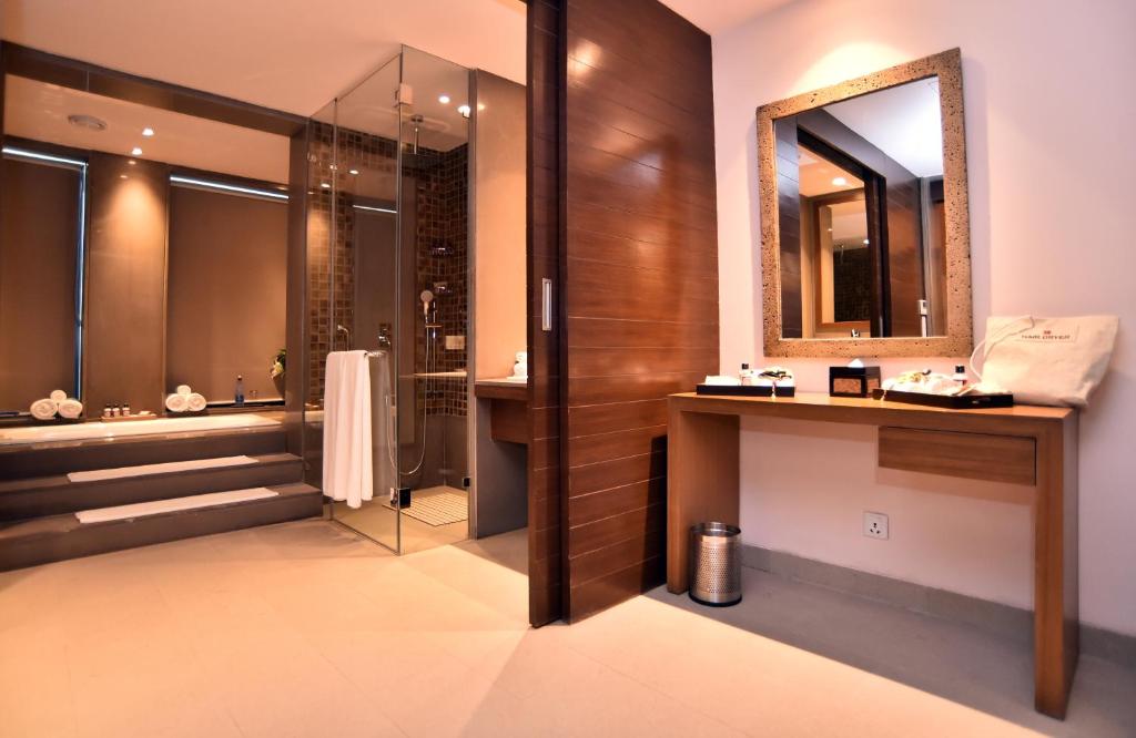 The Lalit Mangar Faridabad with Bathtub The Lalit Mangar Faridabad with Bathtub