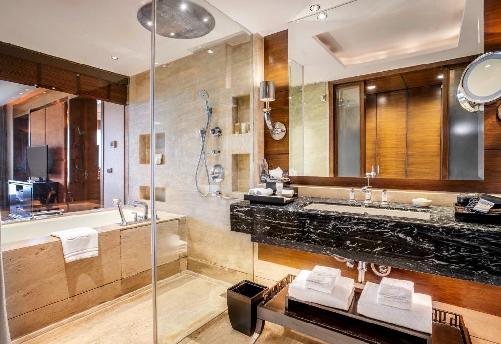 The Leela Ambience Gurugram Hotel & Residences Bathtub Room The Leela Ambience Gurugram Hotel & Residences Bathtub Room