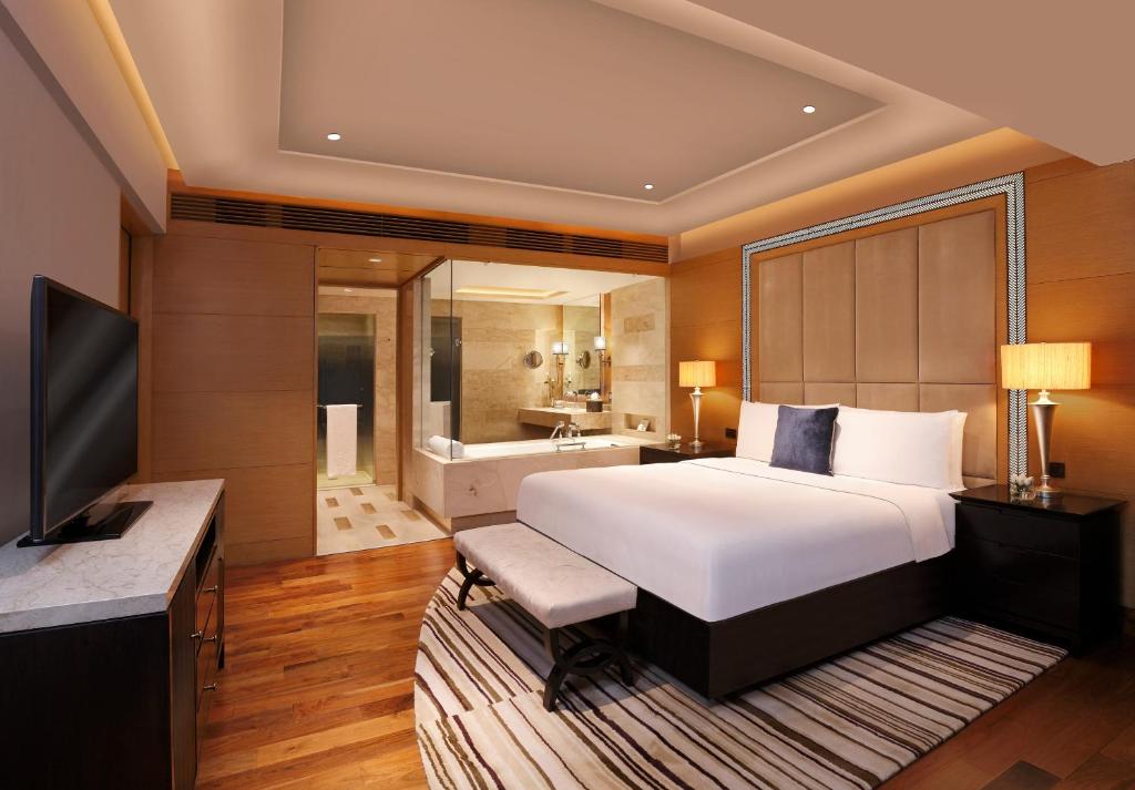 The Leela Ambience Gurugram Hotel & Residences with Bathtub in Room The Leela Ambience Gurugram Hotel & Residences with Bathtub in Room