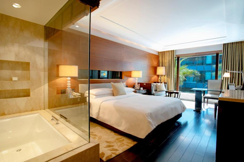 The Leela Ambience Gurugram Hotel & Residences with Jacuzzi The Leela Ambience Gurugram Hotel & Residences with Jacuzzi