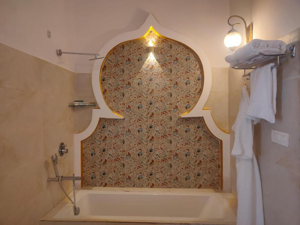 The Neeraj Ganga Heritage Palace Rishīkesh with Bathtub The Neeraj Ganga Heritage Palace Rishīkesh with Bathtub