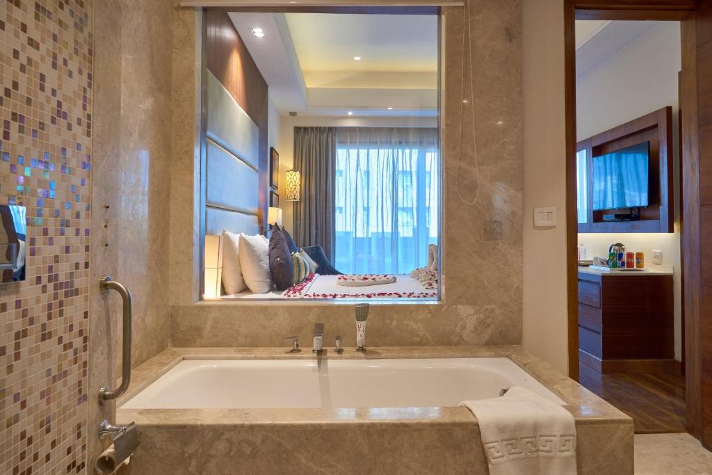 The P L Palace Agra with Bathtub The P L Palace Agra with Bathtub