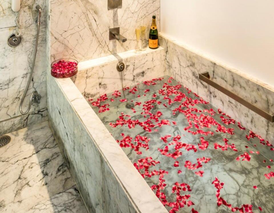 The Park New Delhi with Bathtub in Room The Park New Delhi with Bathtub in Room