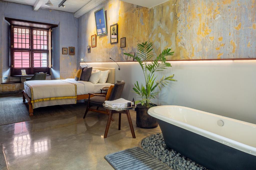 The Postcard Mandalay Hall, Kochi with Bathtub in Room The Postcard Mandalay Hall, Kochi with Bathtub in Room