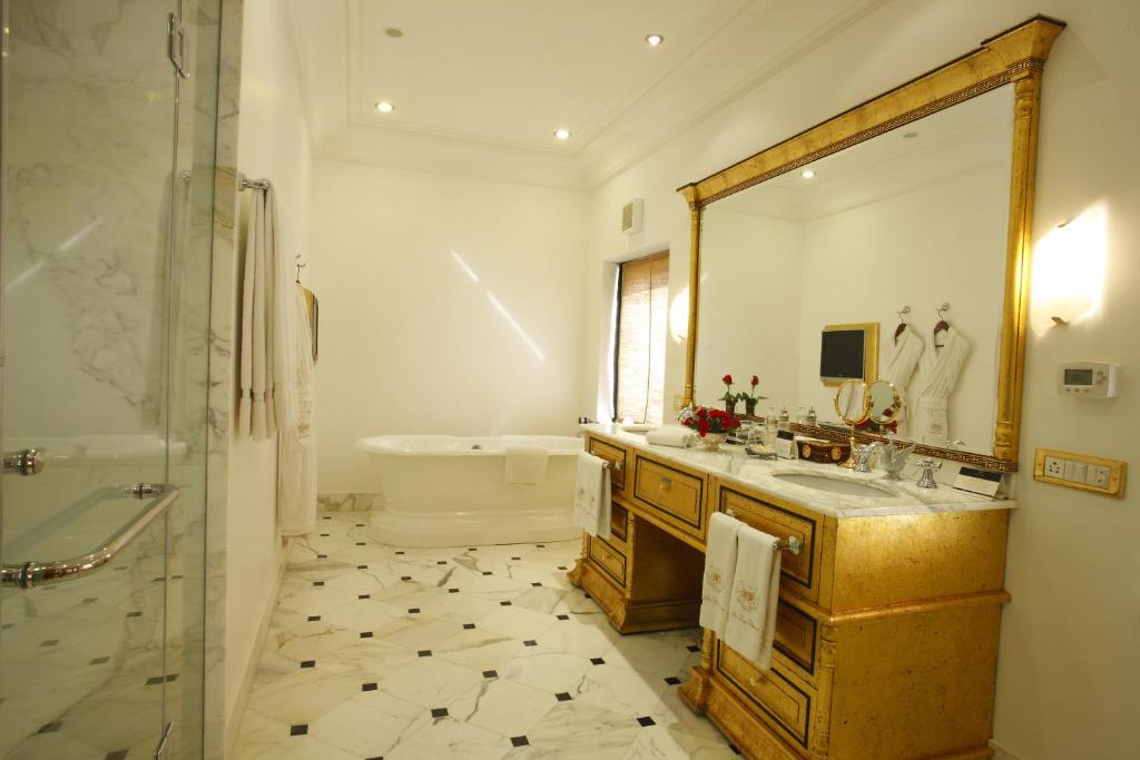 The Raj Palace Jaipur with Bathtub in Room The Raj Palace Jaipur with Bathtub in Room