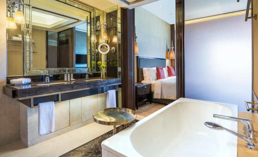 The St. Regis Mumbai with Bathtub The St. Regis Mumbai with Bathtub
