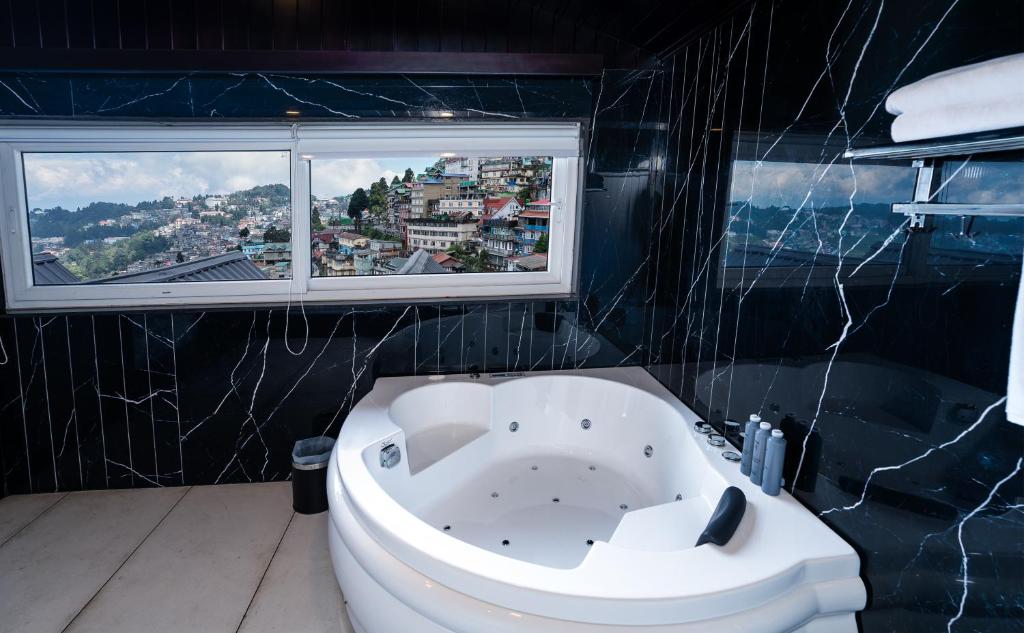 The West Gate Posada By Summit Darjeeling with Private Jacuzzi in Room The West Gate Posada By Summit Darjeeling with Private Jacuzzi in Room
