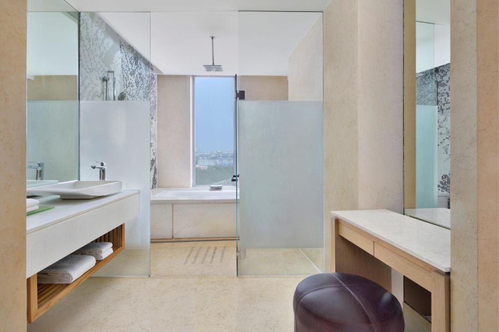 The Westin Gurgaon, New Delhi with Bathtub in Room The Westin Gurgaon, New Delhi with Bathtub in Room