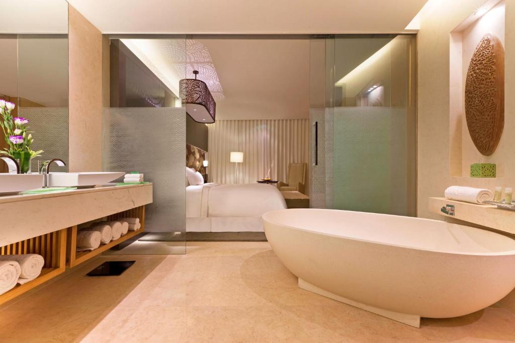 The Westin Gurgaon, New Delhi with Bathtub in Room The Westin Gurgaon, New Delhi with Bathtub in Room