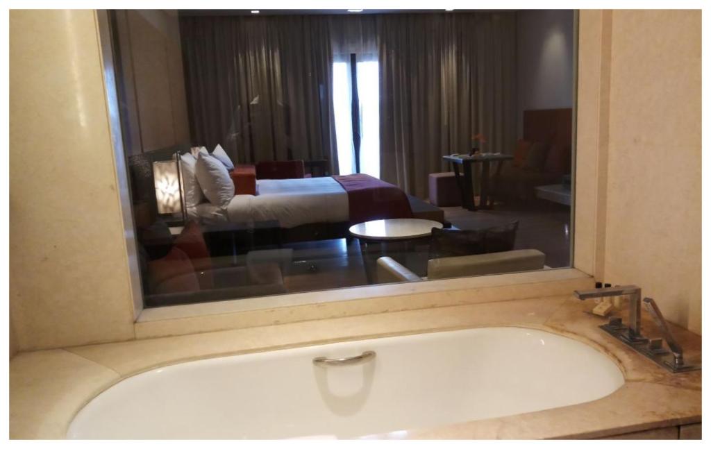 Vivanta Surajkund, NCR Faridabad with Bathtub in Room Vivanta Surajkund, NCR Faridabad with Bathtub in Room