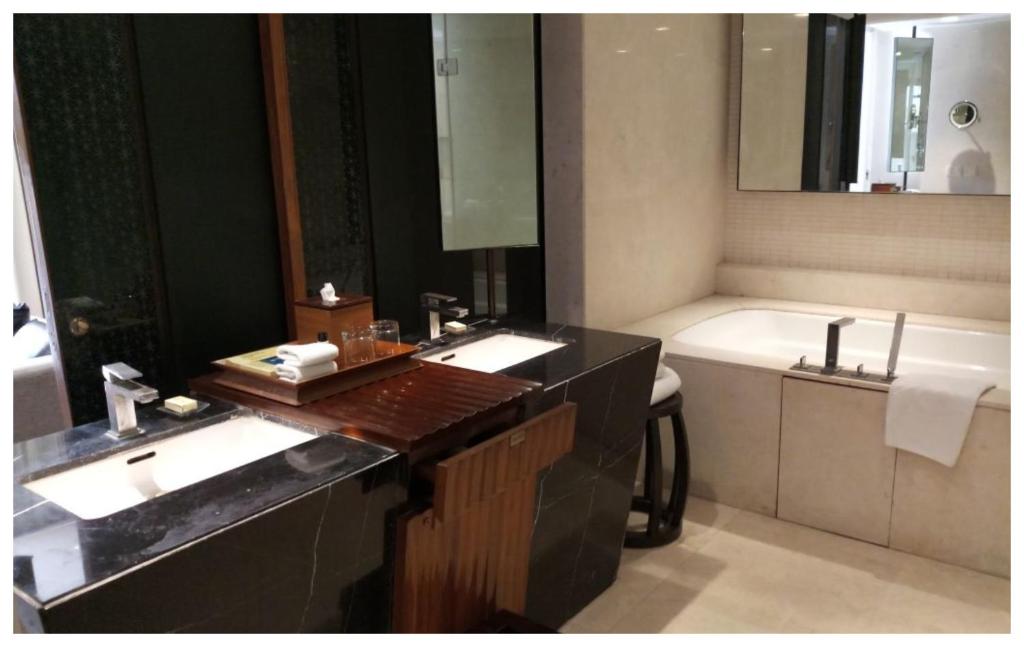 Vivanta Surajkund, NCR Faridabad with Bathtub Vivanta Surajkund, NCR Faridabad with Bathtub
