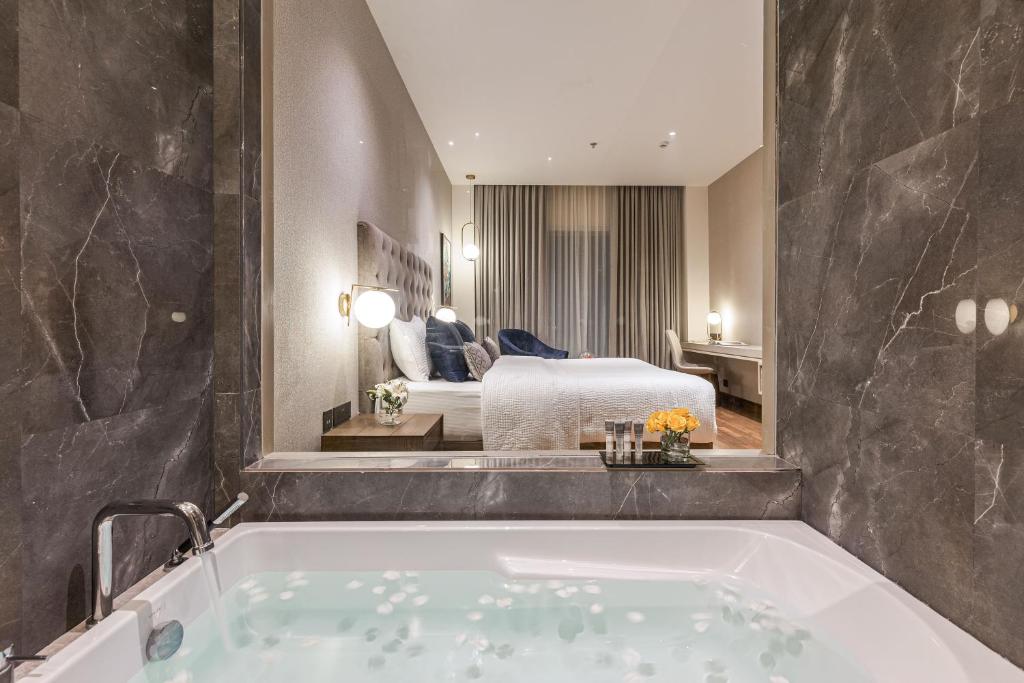 Wyndham Chandigarh Mohali Hotel with Bathtub Wyndham Chandigarh Mohali Hotel with Bathtub